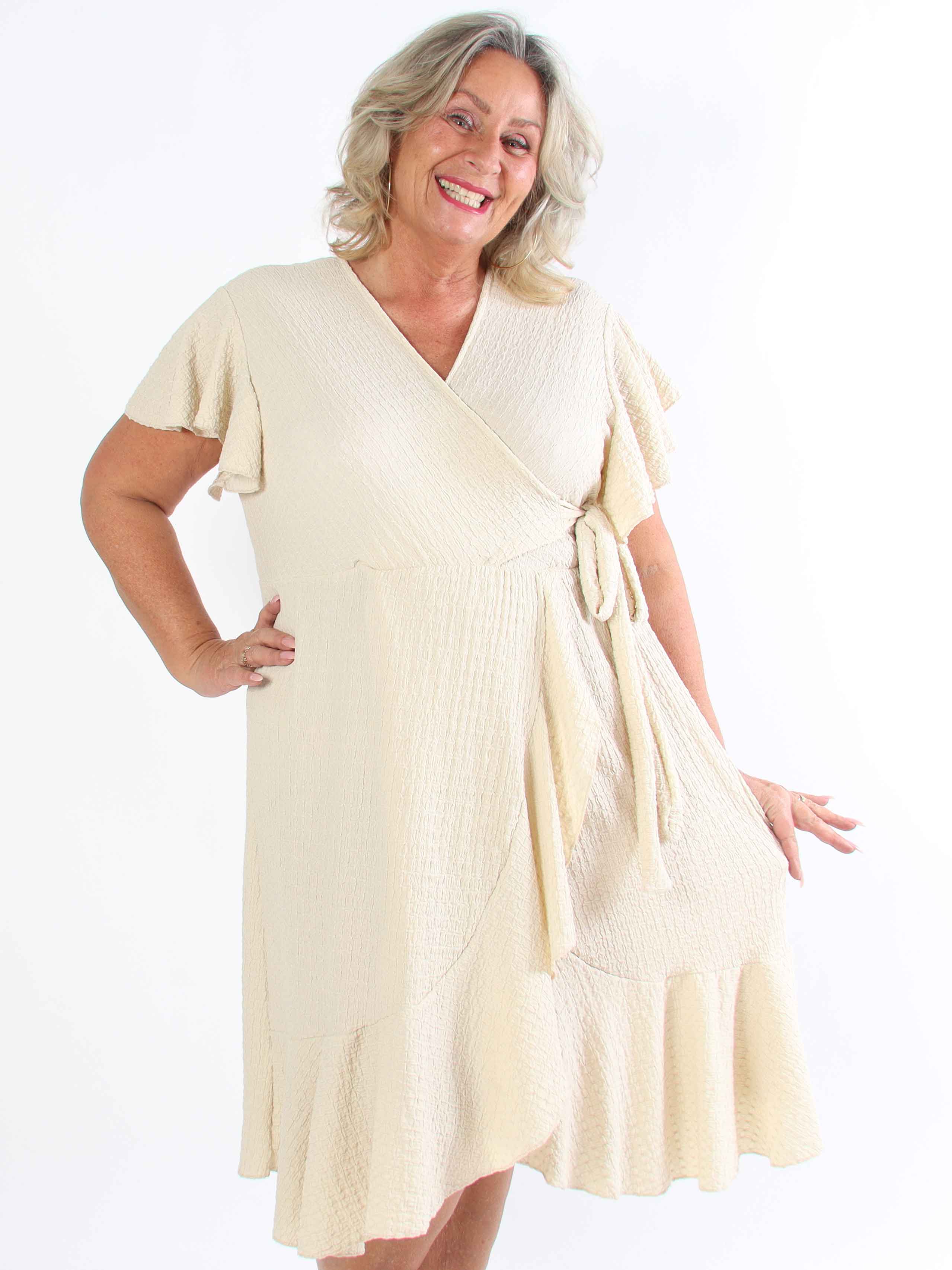 Eliana - Söt plus size-klänning i omlottmodell med volanger